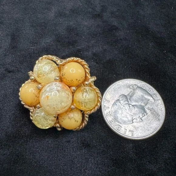 Vintage, unsigned, designer, glass clip on earrings - Picture 3 of 3